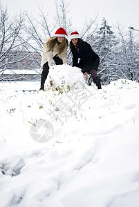 滚雪球帽子快乐女士喜悦乐趣白色女孩们幸福女孩红色背景图片