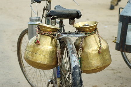 自行车上的铜奶罐 印度Ajmer图片