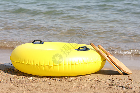 海滩沙滩玩具黄色海岸海洋支撑海浪旅行热带网球游泳喜悦图片