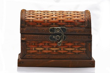 白色背景上孤立的木制棺木金属贮存安全胸部古董保险箱案件海盗家具树干背景图片