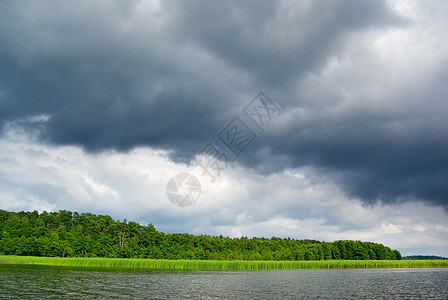 湖边的摩迪天空树木支撑银行危险假期地平线环境灌木丛风景绿色图片