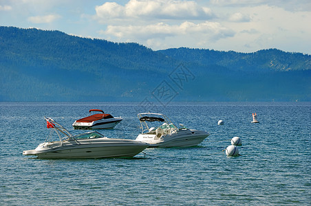 加利福尼亚Tahoe湖三艘快艇图片