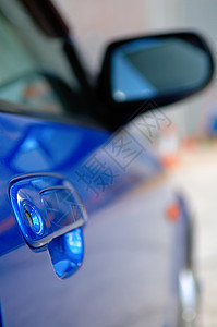 闪亮蓝车的右侧镜子力量跑车门把手旅行汽车身体轿车运输金属情调图片