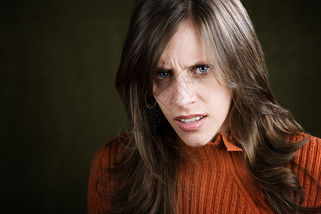 女青年受难者女性毛衣水平强光挫折愤怒牙齿图片