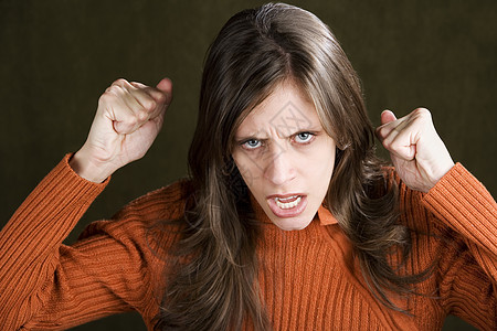 女青年受难者牙齿愤怒强光挫折女性毛衣水平图片