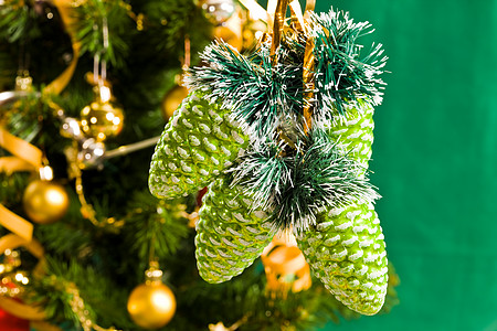 圣诞节装饰假期装饰品锥体新年绿色花环庆典背景图片