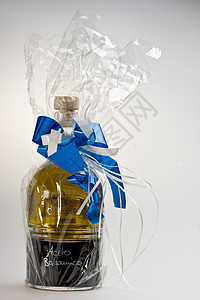 作为礼物包装的橄榄油和醋图片