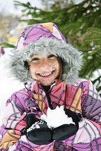 冬天快乐 女孩在积雪中度过寒冬兜帽季节外套衣服夹克滑雪手套毛皮天气乐趣图片