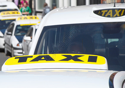 出租车建筑物黄色交通日光晴天汽车城市街道白色图片