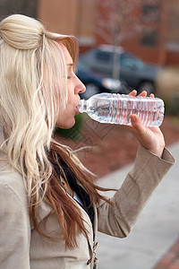 妇女饮用水女士头发口渴闲暇水合物女性女孩脱水金发女郎塑料图片