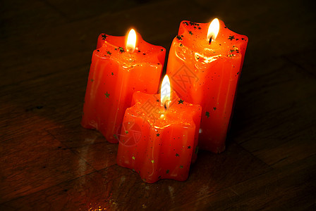燃烧蜡烛木地板星星金子庆典地面假期装饰黑暗烧伤风格图片