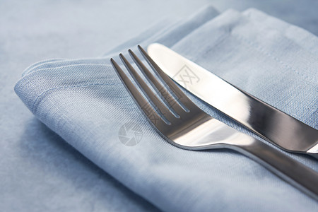 刀和叉刀叉银器水平蓝色柔焦刀具餐巾餐叉餐巾纸亚麻图片