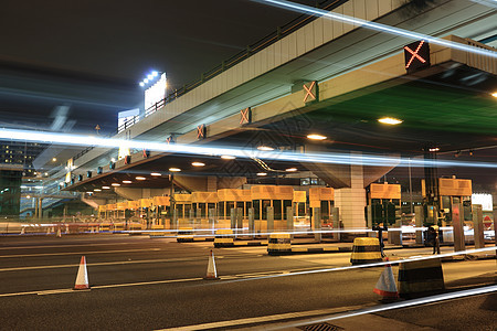 香港有车灯的电话亭速度商业建筑隧道旅行街道运输摊位市中心场景图片