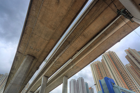 高速公路建筑天空房间城市街道女士速度公共汽车蓝色交通图片