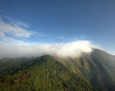 风景 美丽的山峰和云彩图片