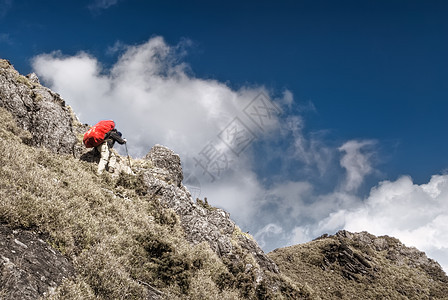 户外运动远足顶峰草原运动旅游天空登山者背包场景危险图片