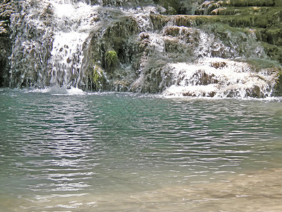 水瀑森林蓝色流动环境溪流地球荒野薄雾旅行苔藓图片