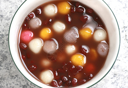 中餐甜点 红豆汤和大米球勺子粉色黄色白色红色图片