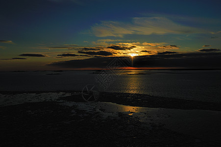 冬季日落波浪灯塔天气墙纸蓝色反射漂浮岛屿天空射线背景图片