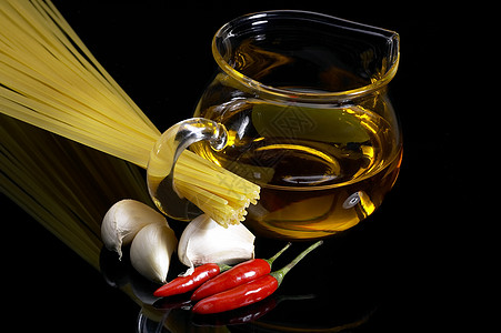 咖喱香料大蒜加处方橄榄油和红辣椒食物营养飞碟玻璃饮食香料面条烹饪胡椒食谱背景