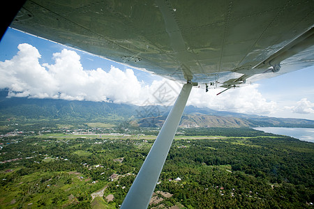 热带热带飞行空气建筑飞机天线城市飞机场森林绿色翅膀航班图片