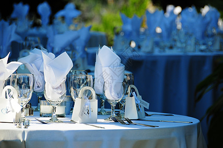华丽的晚餐布置桌布安排水晶设置品味酒杯器皿餐桌银器婚宴图片
