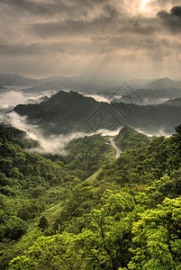 绿山戏剧性风景环境农村爬坡天堂阳光森林薄雾天空图片