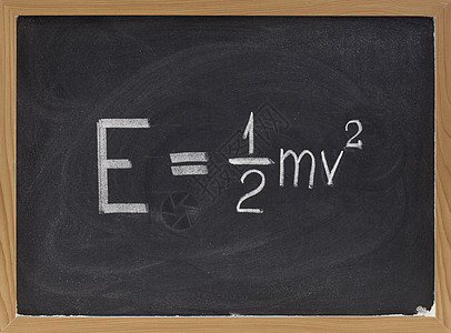 黑板上的电动能量方程式图片