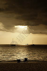 日落时游船橙子游客戏剧性海洋帆船海岸天空旅游地平线太阳图片