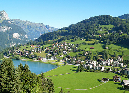 一个很小的瑞士村庄旅行天空奶牛顶峰假期乐趣家庭明信片滑雪海报图片