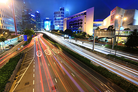 夜间在商业区交通中线条蓝色场景辉光戏剧性旅行建筑运动公共汽车速度图片