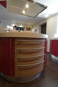 红色现代厨房咖啡壶瓶子公寓内饰房子木头桌子风格橱柜建筑学图片