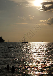日落时游船旅行阳光太阳帆船海岸热带天空水手海浪游客图片