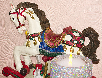 独木小马和蜡烛背景图片