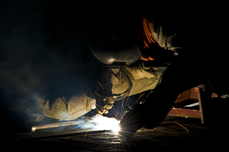 道路上的焊接安全面具工艺建造劳动者火焰工匠火花生产焊机图片