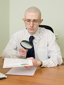 老板在工作场所加放大镜图表人士职场领结文档办公室文员衬衫眼镜男生图片