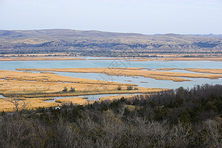 草原湖泊和河流生长橙子场地农场蓝色天气农村孤独远景天堂背景图片