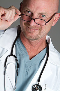 戴眼镜的医生快乐喜悦擦洗护士微笑外套工作中年胡子幸福图片