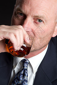 男子饮酒眼神商业玻璃人士杯子男人黑色酒精管理人员男性图片