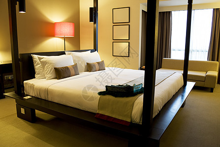 舒适的床铺灯光套房床罩家具停留房间客人大号游客商业图片