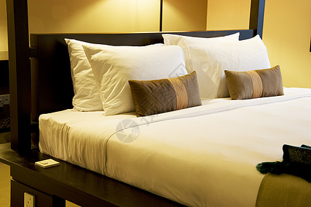 舒适的床铺停留汽车灯光家具套房床单床罩房间旅馆旅游图片