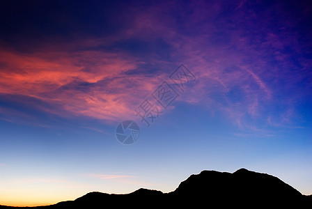 高山的彩色云彩环绕着美丽多彩的月光太阳森林天堂橙子旅行环境日落天空爬坡场景图片
