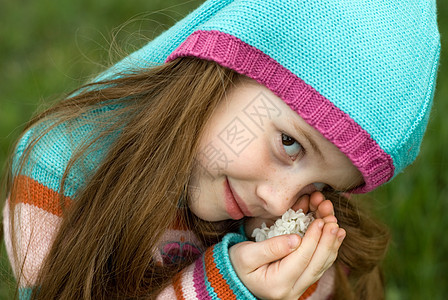 一个小女孩在绿草地上公园快乐童年绿色闲暇孩子女性女儿植物美丽图片