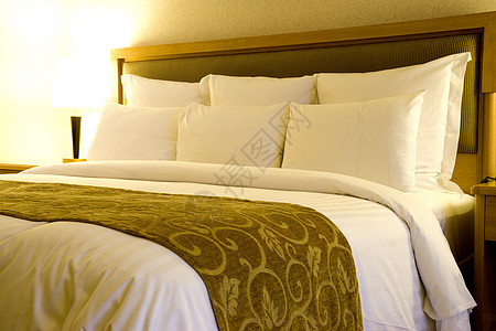 舒适的床铺旅游枕头灯光床头板停留房子大号客人床垫睡眠图片