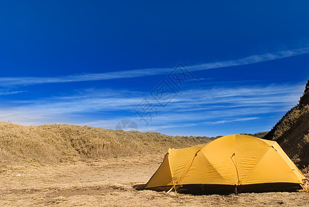 在高山草原上设置特别帐篷木头游客远足假期娱乐登山顶峰风景爬坡蓝色图片