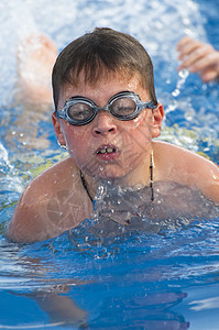 游泳微笑青年喜悦游泳者男生活力孩子运动员乐趣行动图片