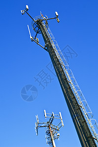 烧塔两台电讯天线背景