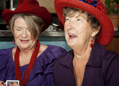 戴红帽子打牌的女士退休卡片红色水平游戏快乐乐趣长老皱纹俱乐部图片