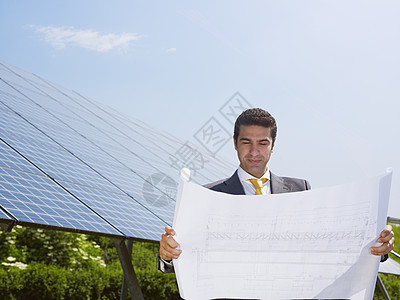 靠近太阳能电池板的商务人士黑发阅读中年人工程师检查太阳能男人工程微笑发电站图片