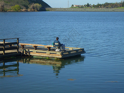 渔民热带树木钓鱼晴天海景海岸线渔夫波浪太阳泡沫图片